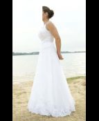 Klasyczna suknia ślubna zdobiona koronką