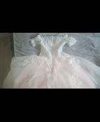 Pudrowo-biała suknia ślubna